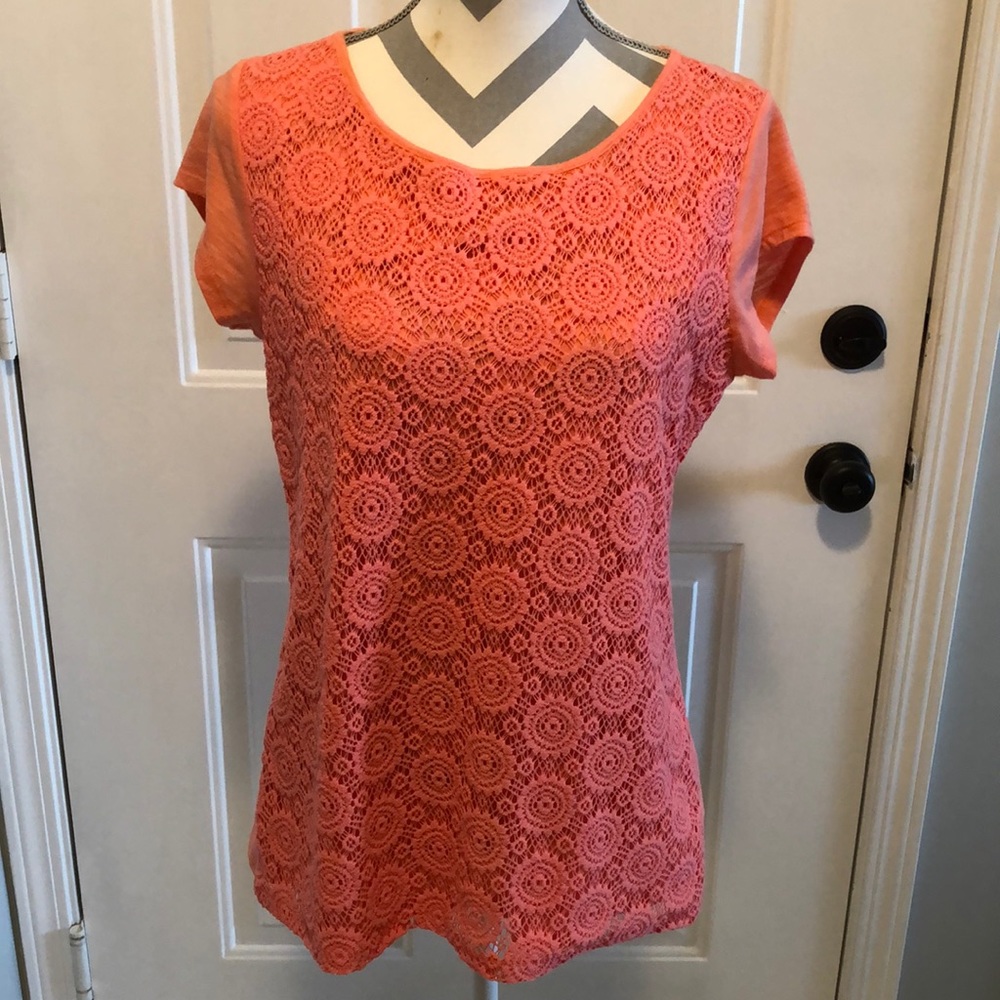 Liz Claiborne short sleeve melon colored crochet covered tee. Floral sun burst